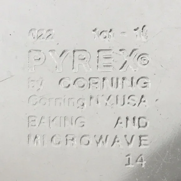 Pyrex by Corning Antique Baking & Microwave Dish - Picture 5 of 8